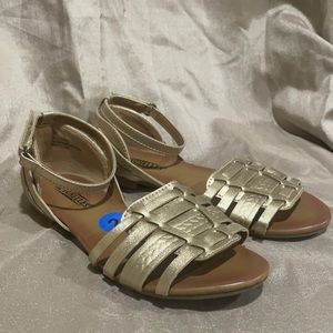 Girls golden sandals 👡
